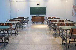 Sexuální agresor stále působí na gymnáziu Cheb - Médium.cz